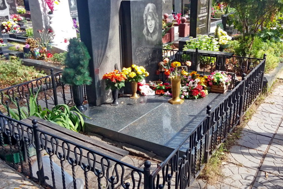 Памятник Жене Белоусову вид сбоку